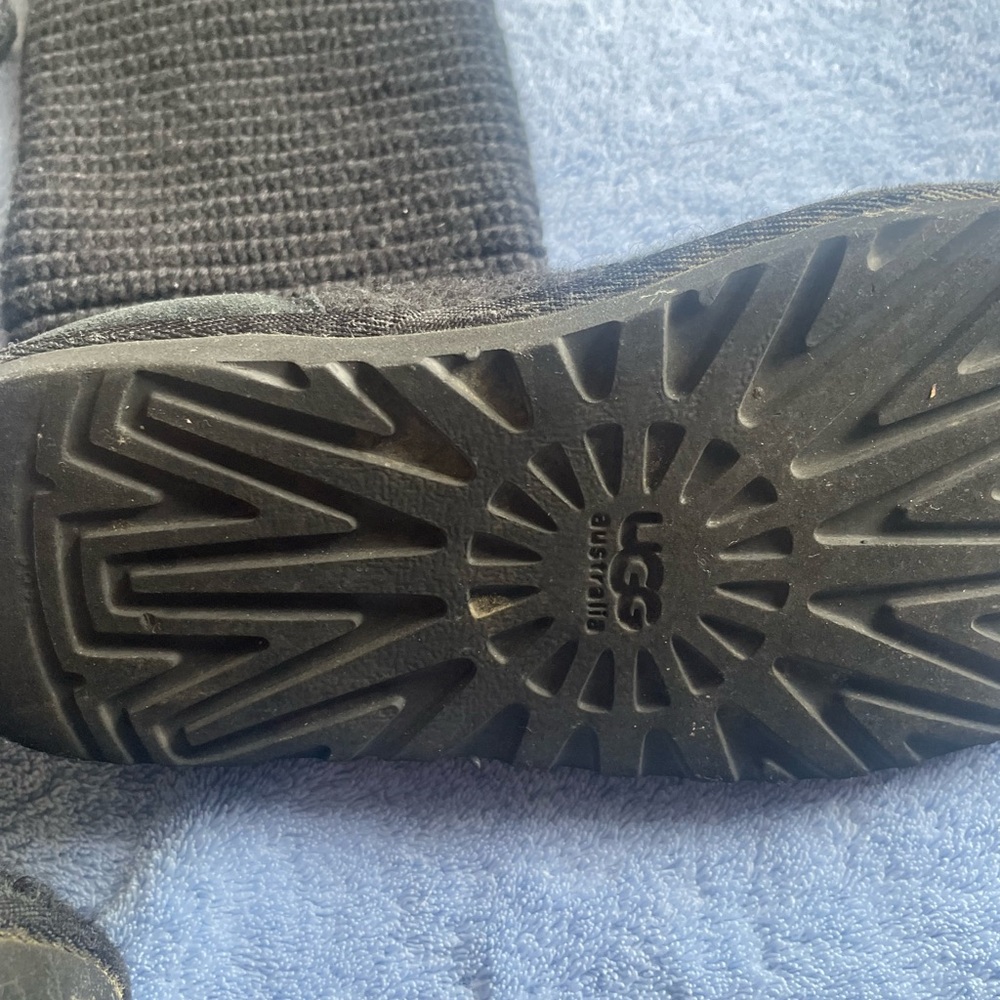 Ugg Black Knit Buttoned Boots. - image 4
